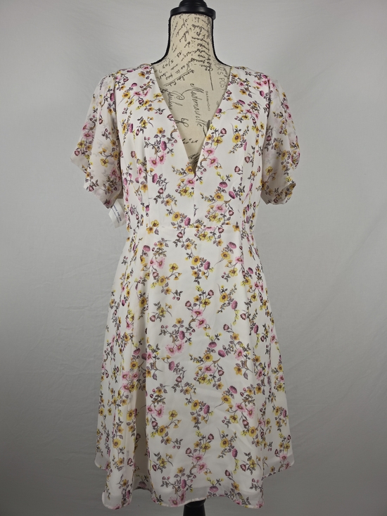Frame & Partners Dresses & Skirts - NWT Fame & Partners Ivory Floral V-Neck Puff Sleeve Dress - Size 10